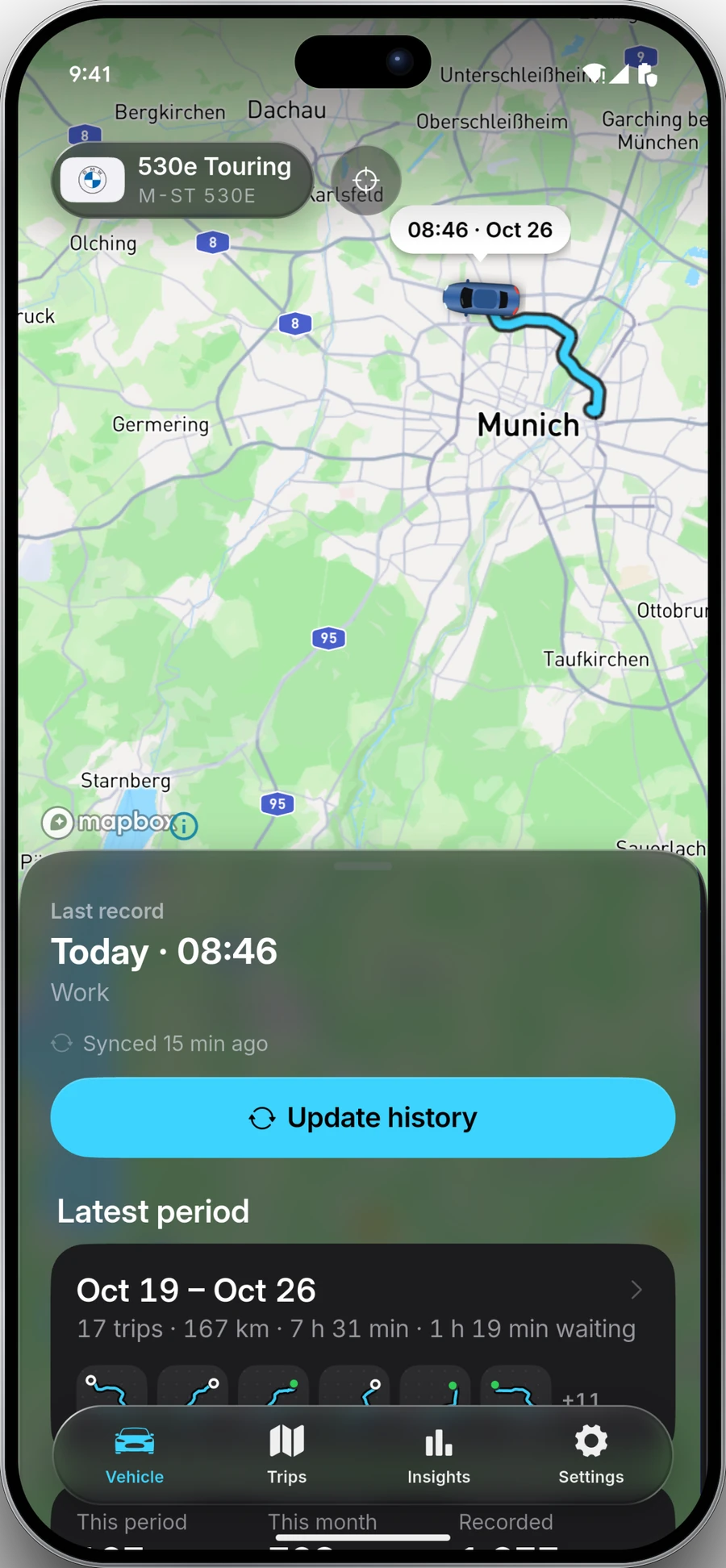 Application STrack affichant la dernière position enregistrée, la relecture d'un trajet et le bilan mensuel